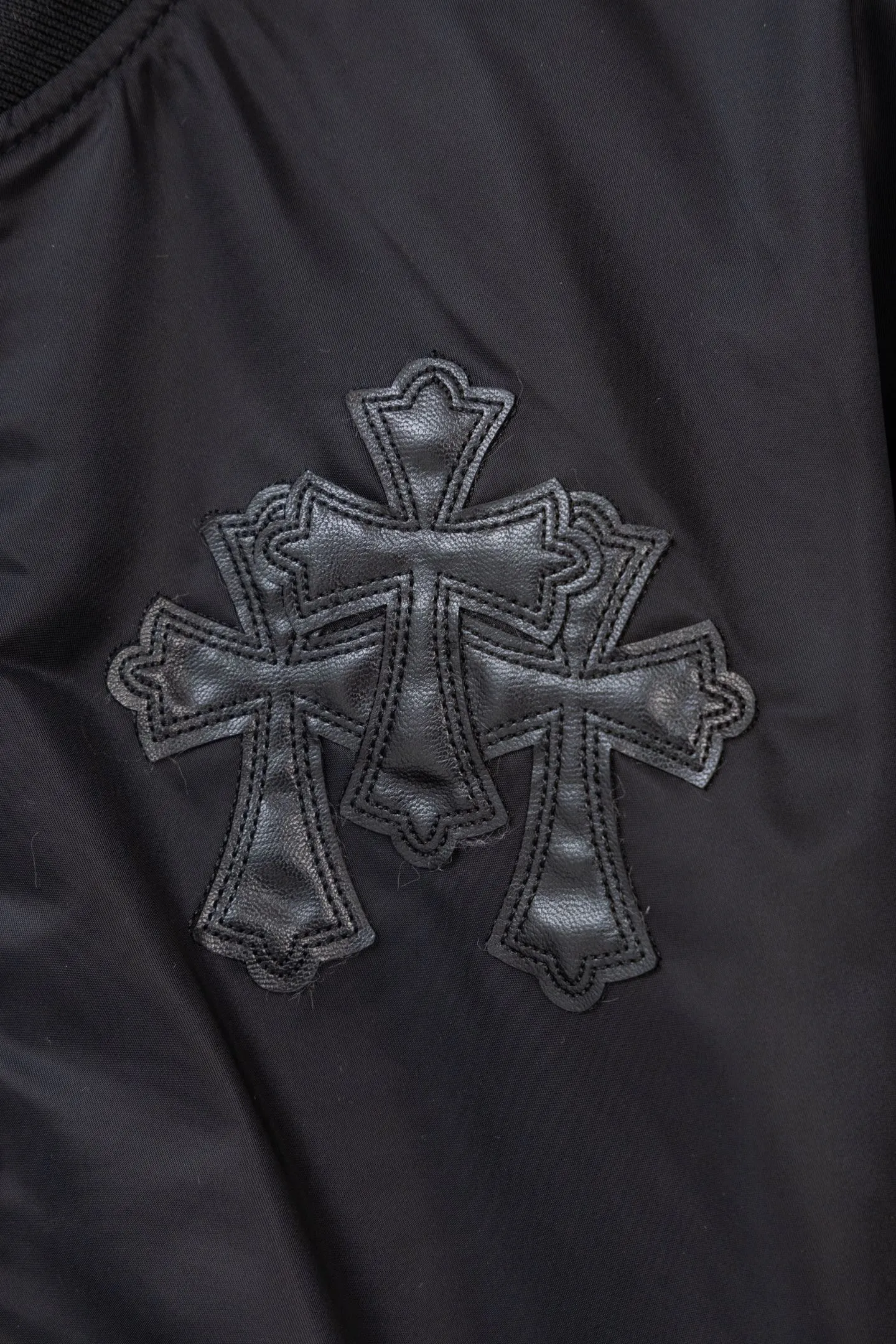 P410 Style No.: S045 This is a velvet baseball jacket from **Chrome Hearts**. It is a representative item of the brand that combines dark pioneer style with American street culture. It is also a trendy item that combines personality and warmth in autumn and winter. Design Highlights Iconic Elements: The brand’s classic cross leather embroidery is embellished throughout the body, paired with metallic hardware decorations (such as zipper pullers and hang tags). It combines Gothic religious symbols with heavy metal style, which is highly recognizable and is an intuitive embodiment of Crow Heart’s “dark luxury” tone.  Style and structure: It adopts the classic baseball uniform style, with a stand-up collar design and a two-way zipper, which is neat and stylish; the zipper pockets on the sleeves and the diagonal pockets on the body not only enhance the street feel, but are also practical.  Material splicing: The outer layer is made of high-density windproof fabric, and the inner layer is filled with velvet material, which has excellent thermal insulation performance; the threaded design of the collar and cuffs improves the overall crispness and wearing comfort. Craftsmanship and Quality: The cross is veneered using imported leather + hand-embroidered craftsmanship, with fine stitching and strong three-dimensional effect; the metal hardware has been distressed to give it a vintage and distressed texture, and the details reflect the brand's strict requirements for craftsmanship.  The velvet inner liner is evenly and fully filled, and the splicing process with the outer fabric is rigorous. It is not easy to deform after long-term wear, and has excellent warmth retention and durability. Style and Outfit This jacket is based on dark street style, and its black main tone is versatile and high-end. It can be paired with ripped jeans and Martin boots to create a cool street style in daily life; it can also be worn with a turtleneck sweater and a long coat on the outside. It can be layered to create layers, making it easily suitable for niche trendsetters, rock enthusiasts and other diverse style groups. It is an eye-catching item in the autumn and winter wardrobe that shows individuality. Size: s-XL Color: Black